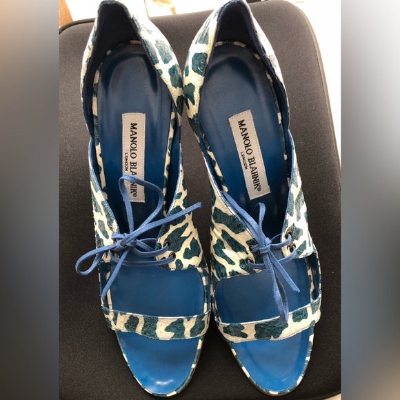 Manolo Blahnik Blue and White Giraffe Print Heels - Picture 5 of 5